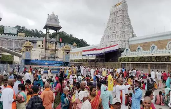 devotees rush in tirumala