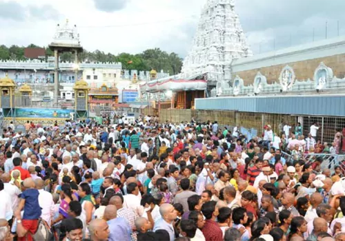 devotees rush in tirumala
