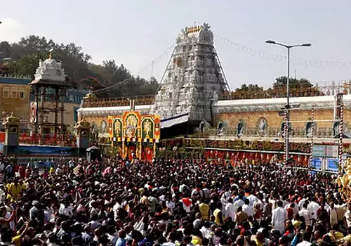 devotees rush in tirumala