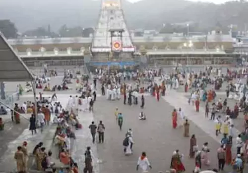 devotees rush in tirumala