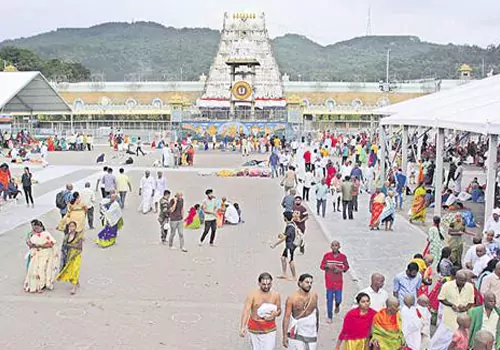 devotees rush in tirumala