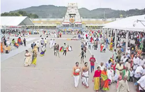 devotees rush in tirumala