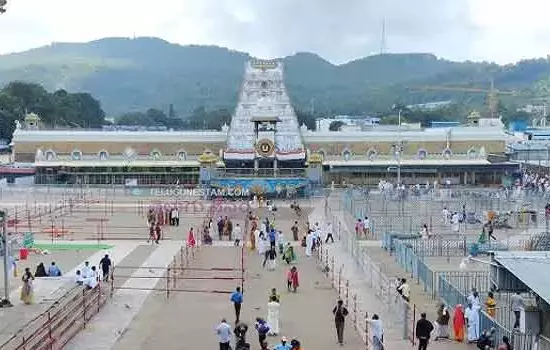devotees rush in tirumala
