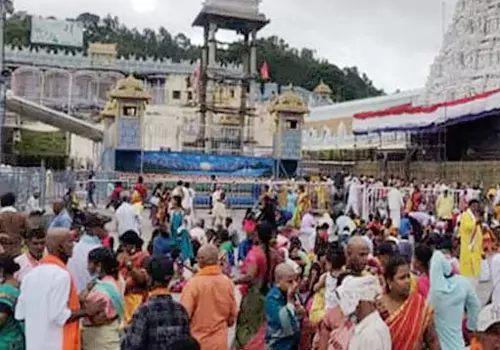 devotees rush in tirumala