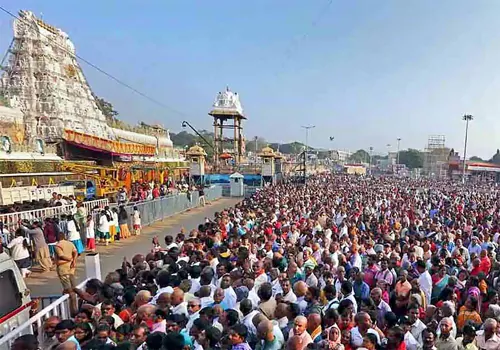 devotees rush in tirumala