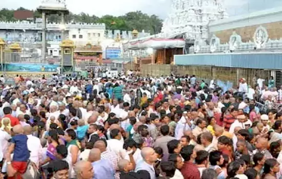 devotees rush in tirumala