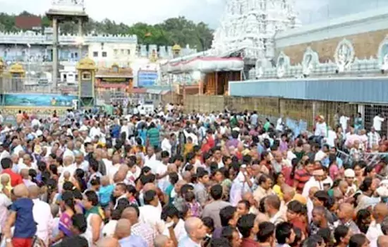 devotees rush in tirumala
