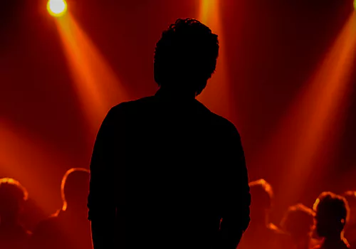 ఈ డార్క్ సైడ్ కటౌట్ హోస్ట్ ఎవరై ఉంటారు