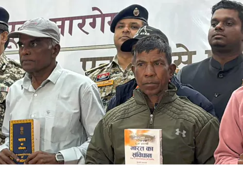 మావోయిస్టు కీలక నేతలు అనంత్, చైతు సహా 20 మంది లొంగుబాటు