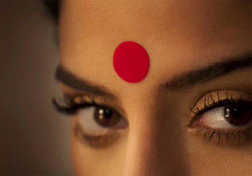 నుదిటి మీద బొట్టు పెట్టుకోవడం వెనుక ఉన్న అసలు కారణమిదే..!