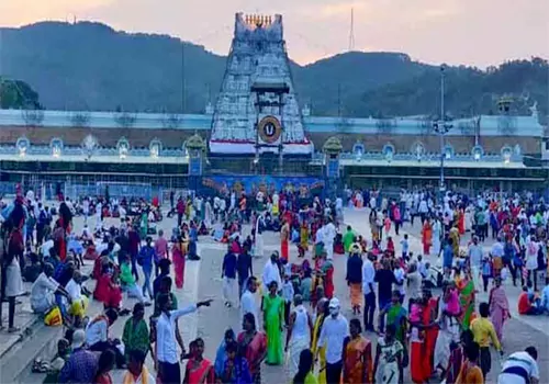 devotees rush in tirumala