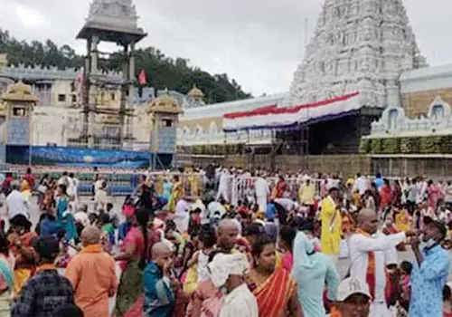 devotees rush in tirumala