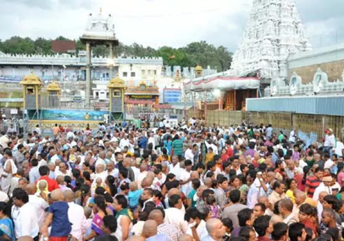 తిరుమలలో కొనసాగుతున్న భక్తుల రద్దీ