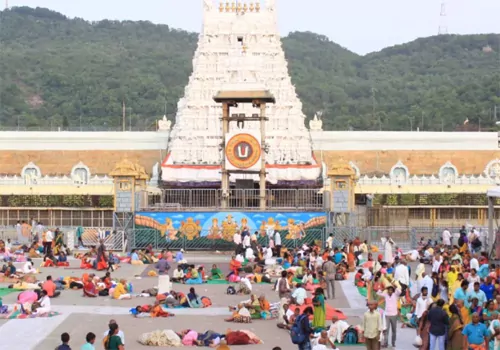 devotees rush in tirumala