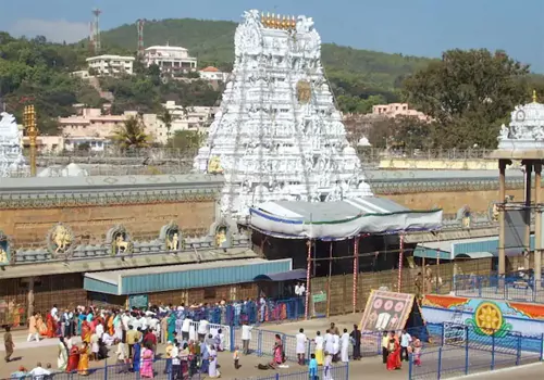 devotees rush in tirumala