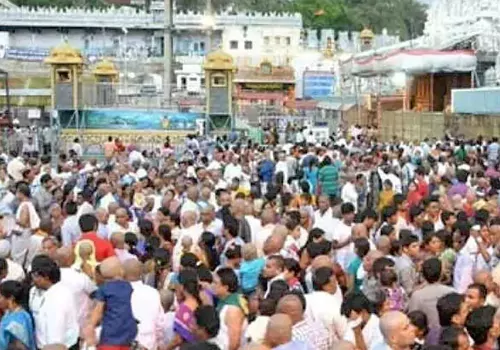 devotees rush in tirumala