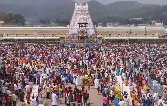 devotees rush in tirumala