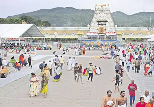 devotees rush in tirumala