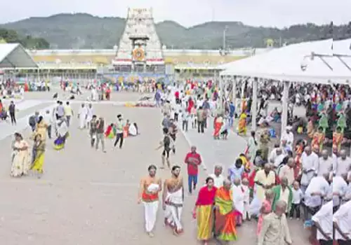devotees rush in tirumala