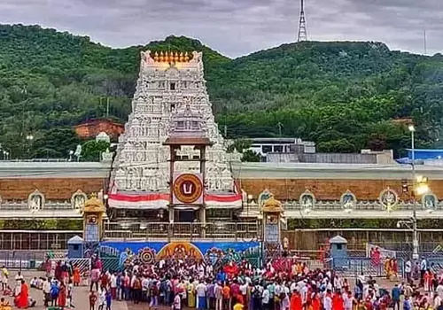 devotees rush in tirumala