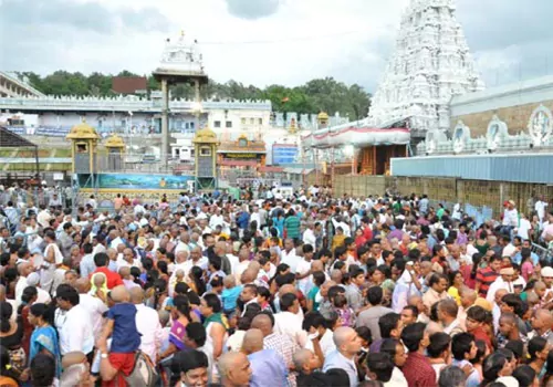 devotees rush in tirumala