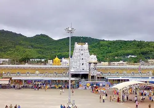 devotees rush in tirumala