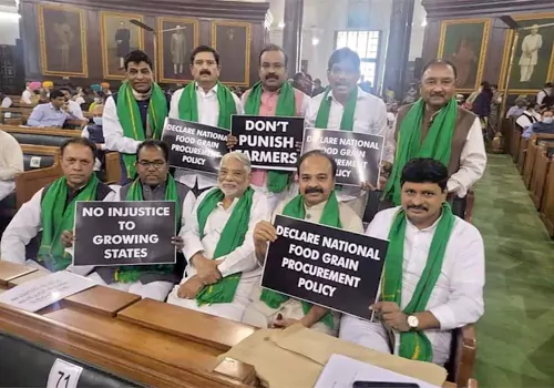 trs mps protest in parliament for paddy crop issue