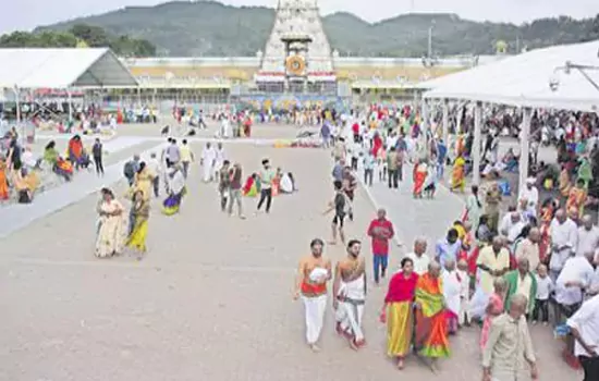 devotees rush in tirumala