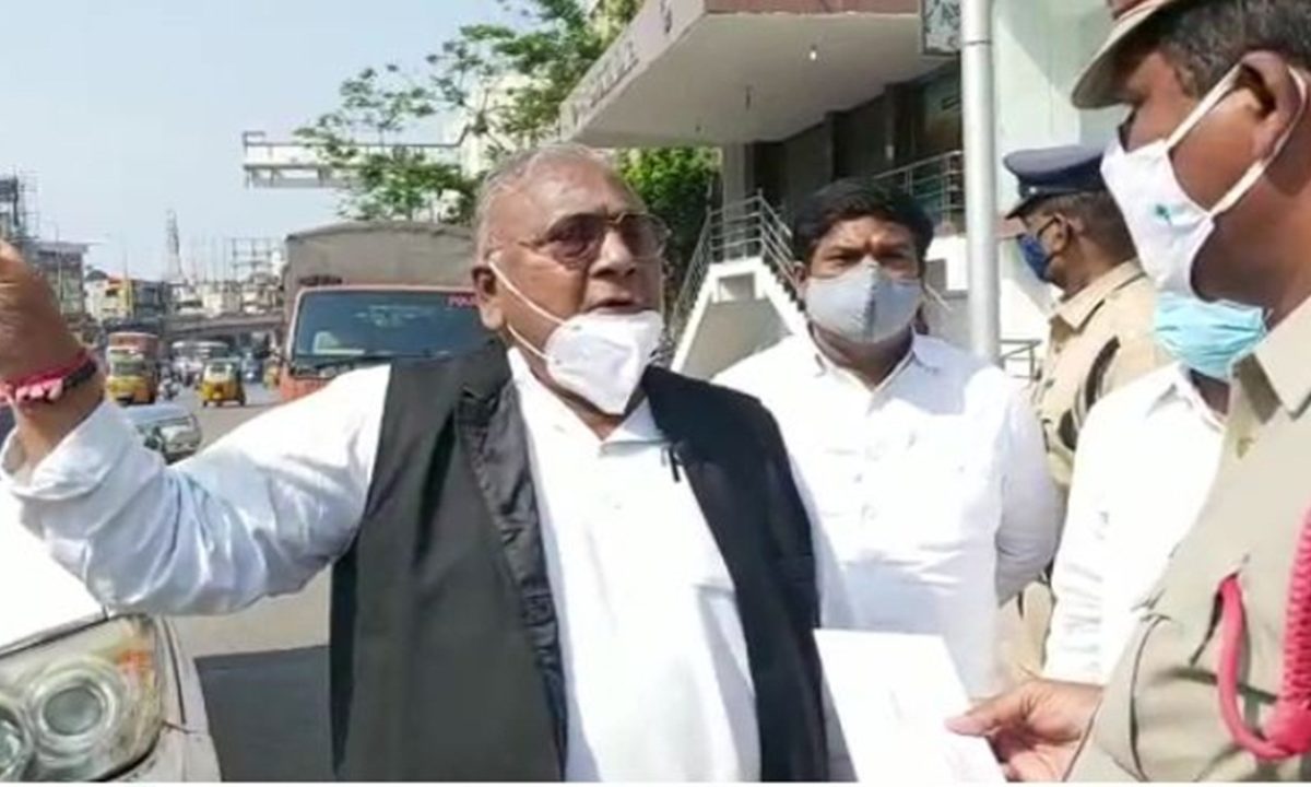 cong leader vh protest at kcr house pragathi bhavan