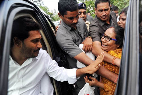 women stopped ys jagan convoy in tirumala
