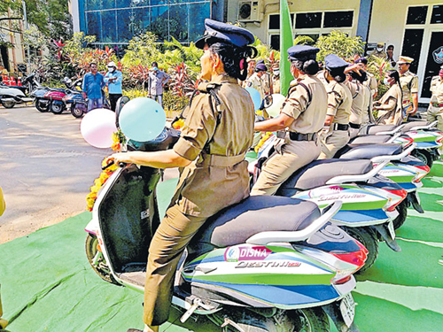 guntur police colured ycp colour to disha vehicles