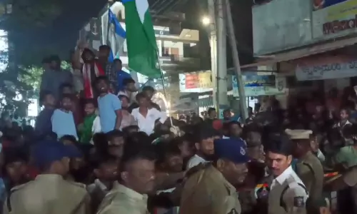 High tension in NTR district.. Clashes between YCP and TDP
