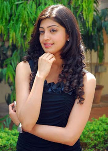 heroine praneetha accident