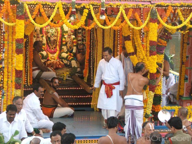 tirumalatheppothsavam74.jpg