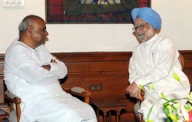 Former Prime Minister and Janata Dal Secular president H.D. Deve Gowda met Prime Minister Manmohan Singh and discussed the vexatious Cauvery issue between Karnataka and Tamil Nadu. The meeting assumes significance as an all party meeting held in Bangalore a few days ago asked the Karnataka government to approach the Supreme Court to file a review petition challenging the apex court’s direction asking the State to release 9000 cusecs of water to Tamil Nadu as per the order issued by Prime Minister and Cauvery River Authority Chairman Manmohan Singh on September 19th. Earlier