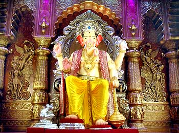 Gitanjali Gems installs gold jewellery vending machine at Mumbai’s Ganesh mandal