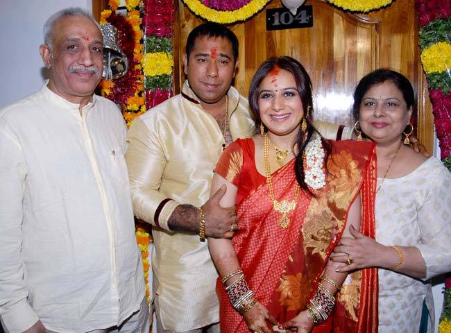  Actress pooja gandhi, pooja gandhi Engagement,  pooja gandhi Engagement photos, pooja gandhi Engagement pics 