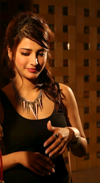 Shruti Haasan Hot, Shruti Haasan CCL, Shruthi Haasan Hot CCL, Shruthi Haasan CCL Hot, Shruti Haasan Hot Pose