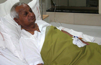 anna hazare hospitalized