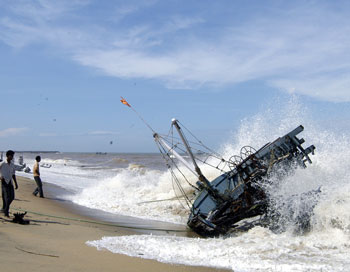 cyclone thane crosses land, cyclone thane landfall, cyclone thane puducherry cuddalore, cyclone thane effect on tamilnadu, cyclone thane effect on andhra pradesh, cyclone effect on andhra coast, damage of cyclone thane, cyclone damage in ap