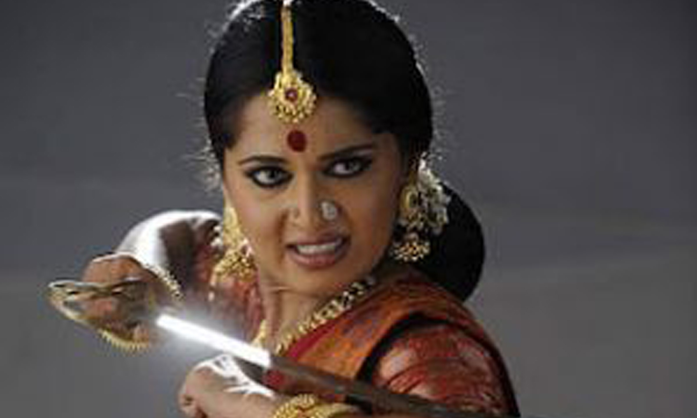 Actress Anushka Injured, anushka injured on sets, anushka injured on rudrama devi sets, anushka suffered from minor injuries.