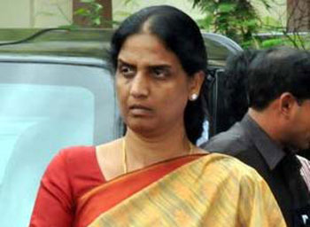 Police fight, Naveen kumar, sp, asp, trivikram varma, bribe, smugglers, Hyderabad, home minister, sabita indra reddy, dgp, dg, cbi enquiry