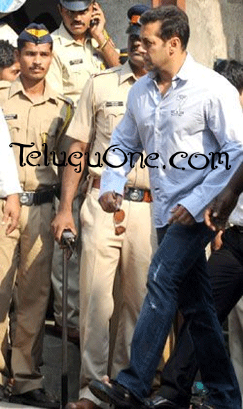 salman khan bal thackeray, salman khan bal thackeray residence, bal thackeray news, bal thackeray amitabh bachchan, bal thackeray health, bal thackeray health condition