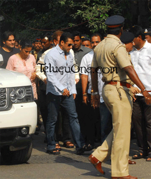 salman khan bal thackeray, salman khan bal thackeray residence, bal thackeray news, bal thackeray amitabh bachchan, bal thackeray health, bal thackeray health condition