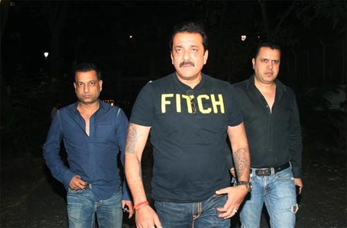 Yash chopra dead body, yash chopra dead body photos, yash chopra funeral photos, shah rukh khan yash chopra, salman khan yash chopra, dilip kumar yash chopra