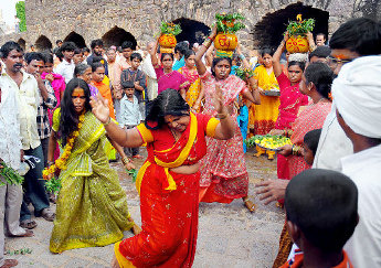 Information about hindu festival bonalu. bonalu news, bonalu festival celebrations, bonalu festival 2013.